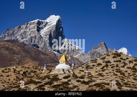 Taboche Peak gesehen aus dem Dorf Dingboche in der Everest Region Nepals Stockfoto