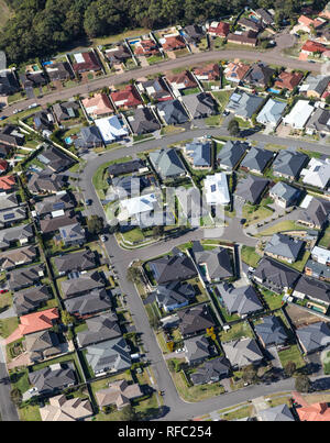 Luftbild der neuen Wohnanlage in der westlichen Gegend von Newcastle, Australien. Mit einer wachsenden Bevölkerung steigt die Nachfrage nach neuen Wohnungen in Australien m Stockfoto