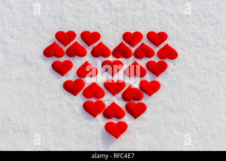 Roten Herzen auf glitzernden Schnee. Vilentine Thema des Tages. Liebe Symbol. Stockfoto