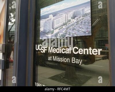 Gewinkelt, Nahaufnahme einer gläsernen Eingangstür in die ucsf Medical Center am Mission Bay, mit einer künstlerischen Darstellung der medizinischen Komplex an der Tür angebracht über das Zeichen, in der Mission Bay in San Francisco, Kalifornien, USA, 29. Oktober 2018. () Stockfoto