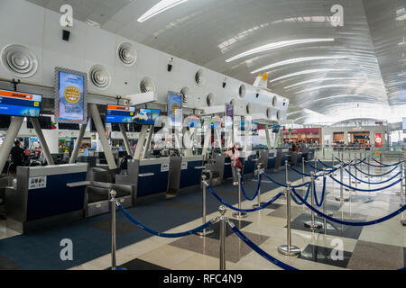 Medan, Indonesien - Januar 2019: Passagiere am Kualanamu international airport Check-in-Schalter in Medan, Nordsumatra, Indonesien. Stockfoto