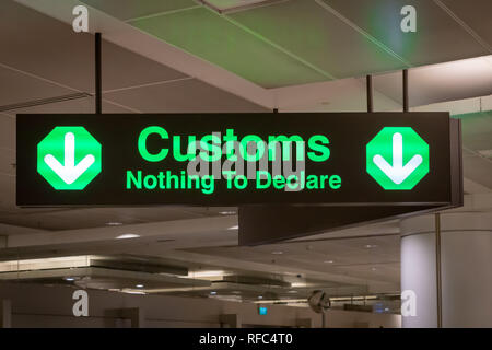 Flughafen zoll Schild Symbol in internationalen Flughafen bei der Steuerung der Einwanderung Stockfoto