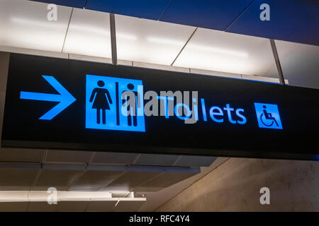 Wc Zeichen und Symbol in Englisch am Flughafen Stockfoto