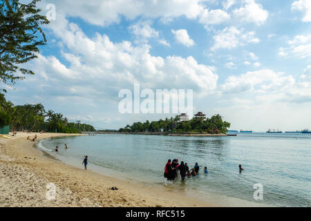 Singapur - Januar 2019: Menschen bei Siloso Beach auf Sentosa Island in Singapur. Es ist ein künstlicher Strand Stockfoto