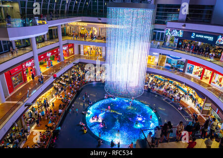 Singapur - Januar 2019: Marina Bay Sands Shopping mall Innenarchitektur. Marina Bay Sands ist eine integrierte Resort liegt an der Marina Bay in Singap Stockfoto