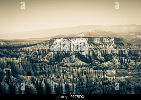 Sonnenuntergänge auf den Hoodoos des Bryce Canyon National Park in diesem Sepia getont schwarz-weiß Foto Stockfoto