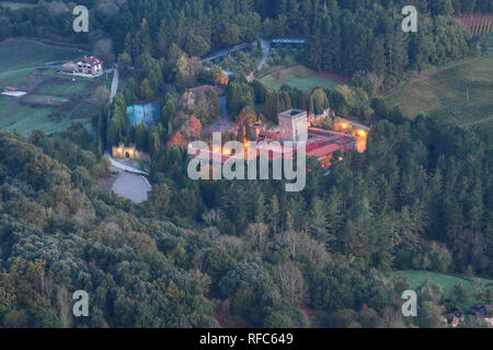 Blick auf den Turm des Loizaga in Galdames, vom Mount Ubieta Stockfoto