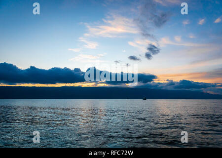 Lake Toba bei Sonnenuntergang - Landschaft im Tuktuk,Sumattra, Indonesien. Lake Toba ist ein beliebtes Reiseziel in Sumatra, Indonesien. Stockfoto