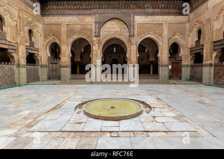 Im Inneren der Medrese (Medersa Bou Inania el Bouanania) ist als hervorragendes Beispiel für Marinid Architektur anerkannt. Souk Medina von Fes Stockfoto