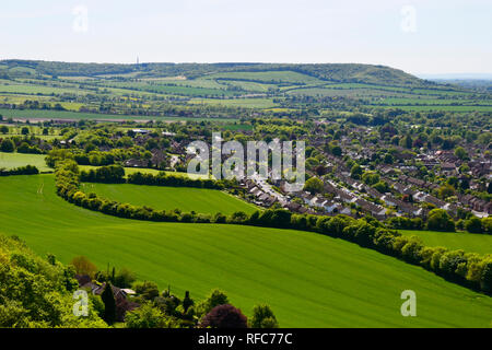 Ansicht der Princes Risborough von oben Whiteleaf Hill, Whiteleaf Kreuz, Buckinghamshire, Großbritannien. Stockfoto