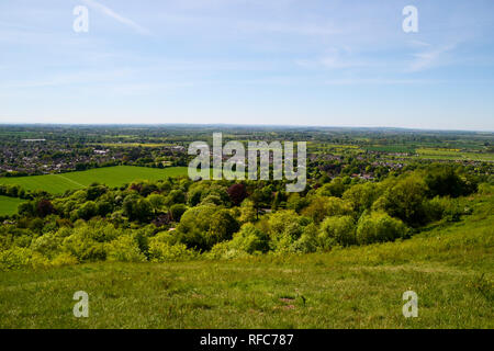 Ansicht der Princes Risborough von oben Whiteleaf Hill, Whiteleaf Kreuz, Buckinghamshire, Großbritannien. Stockfoto