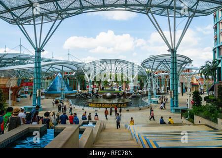 Insel Sentosa, Singapur - Januar 2019: Touristen am See der Träume innerhalb Resorts World Sentosa. Es ist ein beliebter Ort für Touristen. Stockfoto