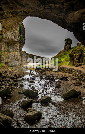 Eingang der Smoo Höhle in der Nähe von Durness in Schottland Stockfoto