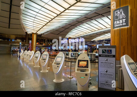 Singapur - Januar 2019: Flughafen Singapur Changi automatisierte Self-Service Check-in-Schalter. Singapur. Stockfoto
