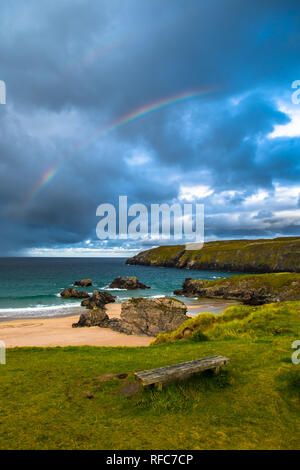 Regenbogen über Sango Bay Strand bei der Ortschaft in Schottland Durness Stockfoto