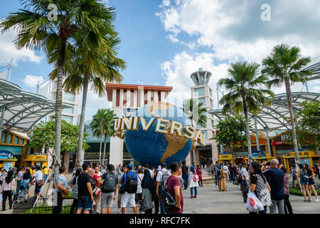 Insel Sentosa, Singapur - Januar 2019: Touristen in den Universal Studios Singapur. Stockfoto