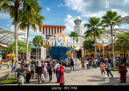 Insel Sentosa, Singapur - Januar 2019: Touristen in den Universal Studios Singapur. Stockfoto