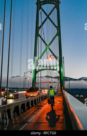 Morgens auf dem Weg zur Arbeit, Lions Gate Bridge, Vancouver, British Columbia, Kanada Stockfoto