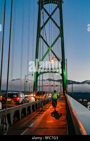 Morgens auf dem Weg zur Arbeit, Lions Gate Bridge, Vancouver, British Columbia, Kanada Stockfoto
