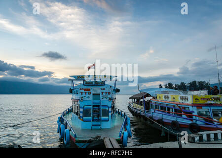 Lake Toba, Indonesien - Januar 2018: Fähren für die Fahrgäste am Lake Toba bei Sonnenuntergang, Nord Sumatra Indonesien. Stockfoto