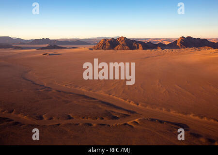 Bunten Heißluftballon über die hohen Berge in Namibia zu fliegen. Höhenlage. Namibia, Südafrika Stockfoto