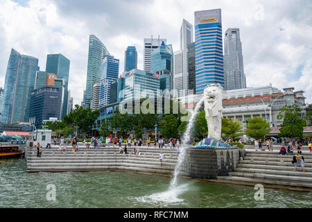 Singapur - Januar 2019: Besucher am Merlion Park in Singapur City Center. Merlion ist ein Wahrzeichen in Singapur und ein beliebtes Ziel für Touristen. Stockfoto