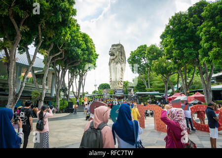 Singapur - Januar 2019: Merlion Statue auf der Insel Sentosa und Touristen in Singapur. Merlion ist das Wahrzeichen von Singapur und Sentosa ist eine beliebte Stockfoto