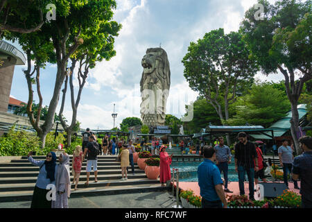 Singapur - Januar 2019: Merlion Statue auf der Insel Sentosa und Touristen in Singapur. Merlion ist das Wahrzeichen von Singapur und Sentosa ist eine beliebte Stockfoto