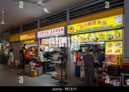 Singapur - Januar 2019: Street Food Stände in Hawker Center in Singapur. Hawker Center sind kostengünstige Open-air Food Courts Stockfoto
