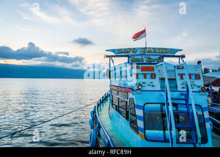 Lake Toba, Indonesien - Januar 2018: Fähren für die Fahrgäste am Lake Toba bei Sonnenuntergang, Nord Sumatra Indonesien. Stockfoto