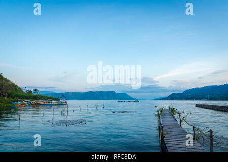 Lake Toba bei Sonnenuntergang - Landschaft im Tuktuk,Sumattra, Indonesien. Lake Toba ist ein beliebtes Reiseziel in Sumatra, Indonesien. Stockfoto