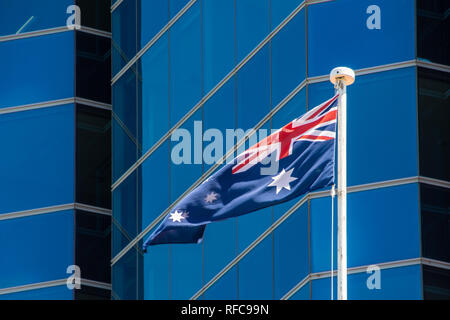Flagge Australien winken in leichte Brise vor der moderne Wolkenkratzer Stockfoto
