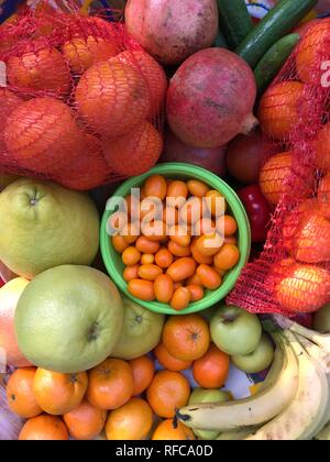 Obst Hintergrund bunte flach Bild von Bananen, Granatäpfel und Zitrusfrüchte. Flach Draufsicht gesund essen Vitamine Konzept. Stockfoto