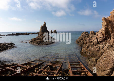 Bügeleisen Anlegestelle für Boote an Meerjungfrauen Reef (Arrecife De Las Sirenas) in Cabo de Gata, Andalusien, Spanien, Europa Stockfoto