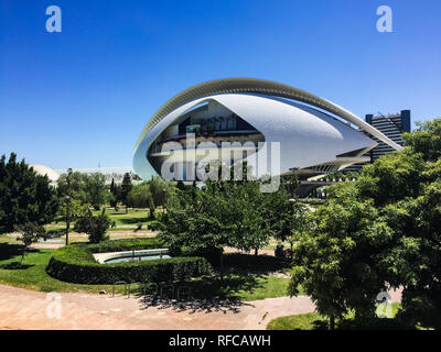 Valencia, Katalonien, Spanien, 2015 - futuristische Architektur - Stadt der Künste und Wissenschaften, Königin Sofia Palast der Künste an einem sonnigen Sommertag mit Blue sk Stockfoto