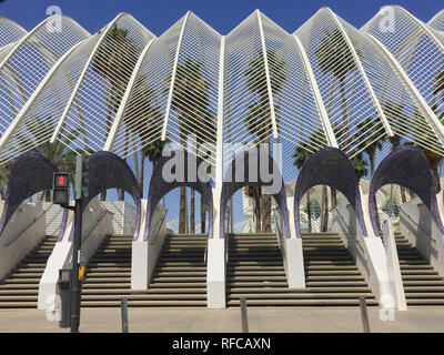 Valencia, Katalonien, Spanien - 2017 - Die umbracle - atemberaubende Architektur, die von Santiago Calatrava - Stadt der Künste und Wissenschaften in Valencia Stockfoto