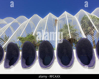 Valencia, Katalonien, Spanien - 2017 - Die umbracle - atemberaubende Architektur von Calatrava - Stadt der Künste und Wissenschaften in Valencia in einem Sommertag mit Blu Stockfoto