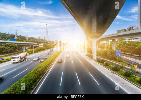 Hohe Betrachtungswinkel der Stadt Überführung, Verkehr, chongqing China. Chinesische Zeichen auf der Straße sind alle Verkehr Straßenmarkierung. Stockfoto