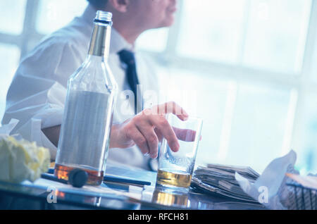 Geschäftsmann trinken in Office, USA Stockfoto