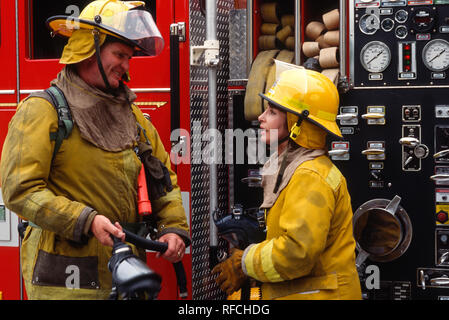 Feuerwehrmänner Gang bis zu einem Brand Szene, USA Stockfoto