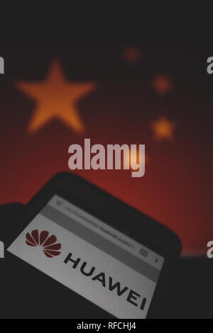 Huawei Logo auf Ihrer Website wird auf dem Smartphone angezeigt, Volksrepublik China Flagge Unschärfe im Hintergrund Stockfoto