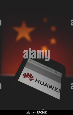 Huawei Logo auf Ihrer Website wird auf dem Smartphone angezeigt, Volksrepublik China Flagge Unschärfe im Hintergrund Stockfoto