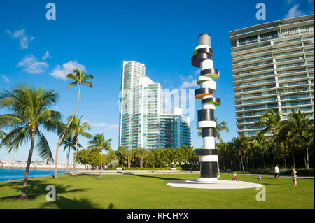 MIAMI - September 2018: Moderne Eigentumswohnung Türme teilen sich die Skyline mit einem stilisierten Leuchtturm und Palmen in South Pointe Park in South Beach. Stockfoto
