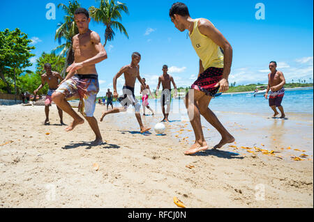 BAHIA, BRASILIEN - Februar 7, 2016: eine Gruppe von jungen brasilianischen Männer spielen Beach-Fußball am Ufer eines remote Nordeste Island Beach. Stockfoto