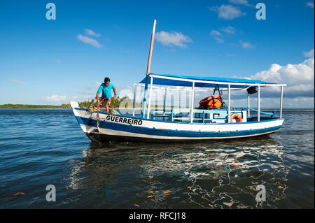 BAHIA, BRASILIEN - Februar, 2016: ein Boot Kapitän wird fertig, den Anker aus einer traditionellen brasilianischen Frachtboot für den Nahverkehr verwendet zu werfen. Stockfoto