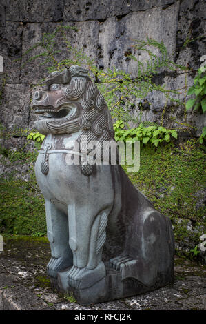 Komainu, Lion-Dog, bewachen den Eingang Stockfoto