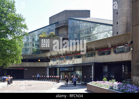 Eingang des Barbican Theatre, Silk Street, Barbican, London, Greater London, England, Vereinigtes Königreich Stockfoto