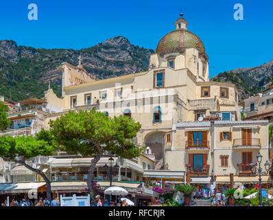 Die Kirche von Santa Maria Assunta, in der Küstenstadt Positano an der Amalfiküste in der Nähe von Sorrent in Italien verschachtelt Stockfoto