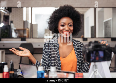 Ziemlich afrikanische amerikanische Frau mit lockigem Haar wunderbar Stockfoto