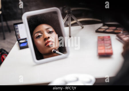 Schöne afrikanische amerikanische Frau mit lockigem Haar, Make-up Stockfoto